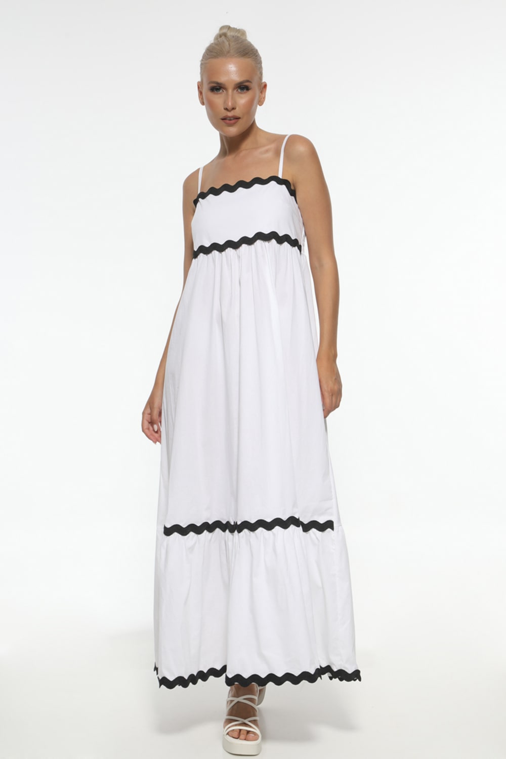 Λευκό μακρύ βαμβακερό φόρεμα με μαύρη τρέσα και βολάν