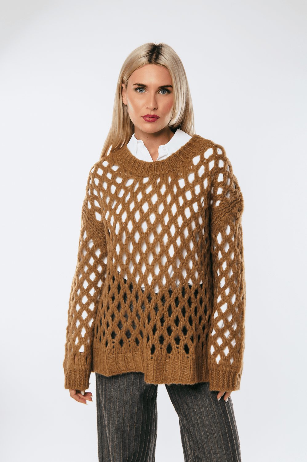 Πλεκτό πουλόβερ διάτρητο oversized, κάμελ