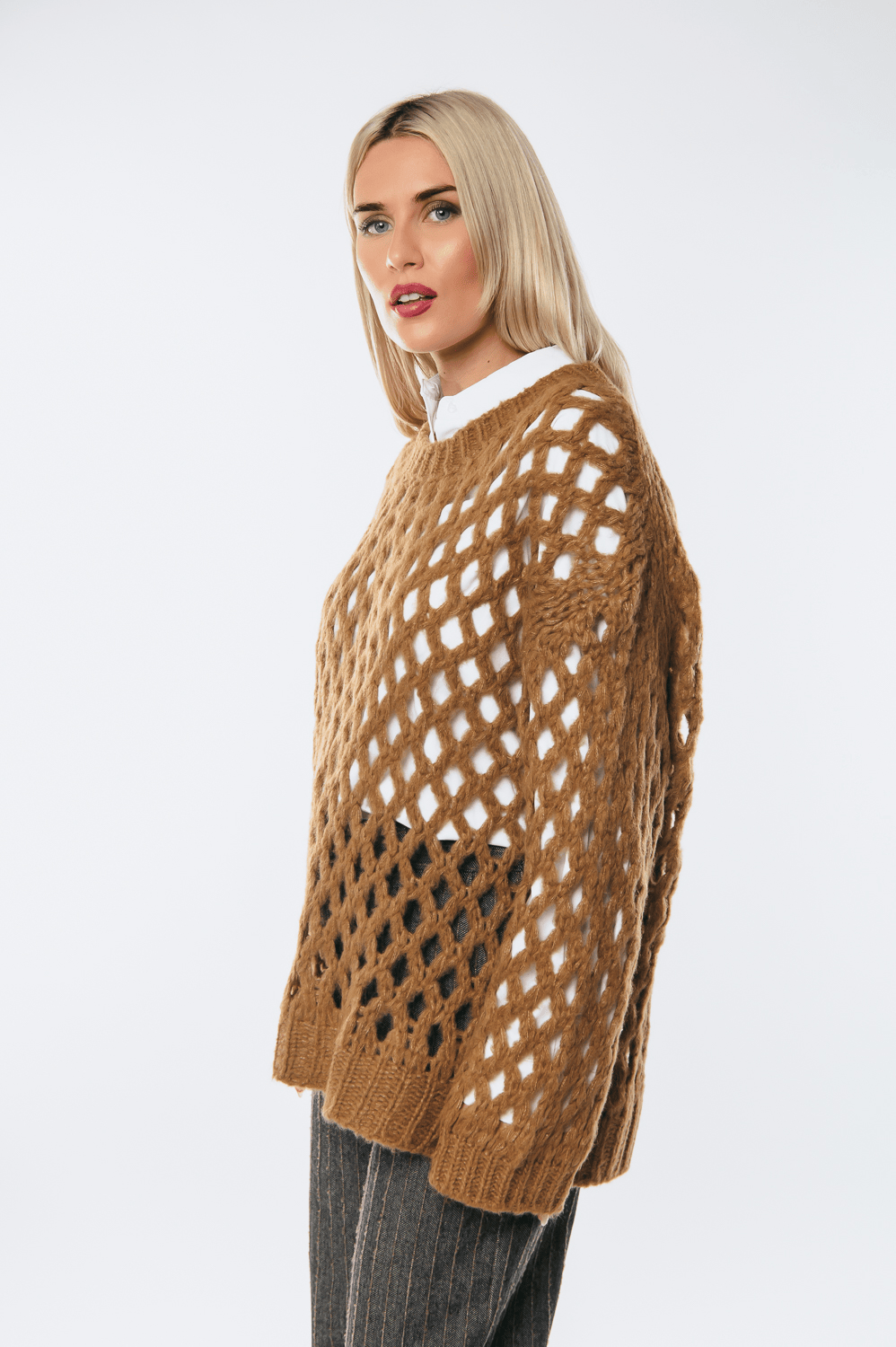 Πλεκτό πουλόβερ διάτρητο oversized, κάμελ