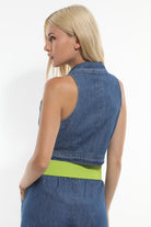 CROP ΓΙΛΕΚΟ DENIM ΜΕ ΚΟΥΜΠΙΑ