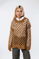 Πλεκτό πουλόβερ διάτρητο oversized, κάμελ