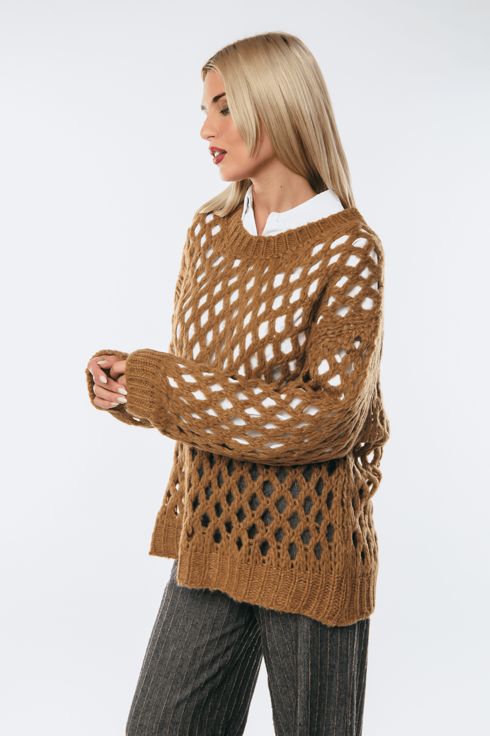Πλεκτό πουλόβερ διάτρητο oversized, κάμελ