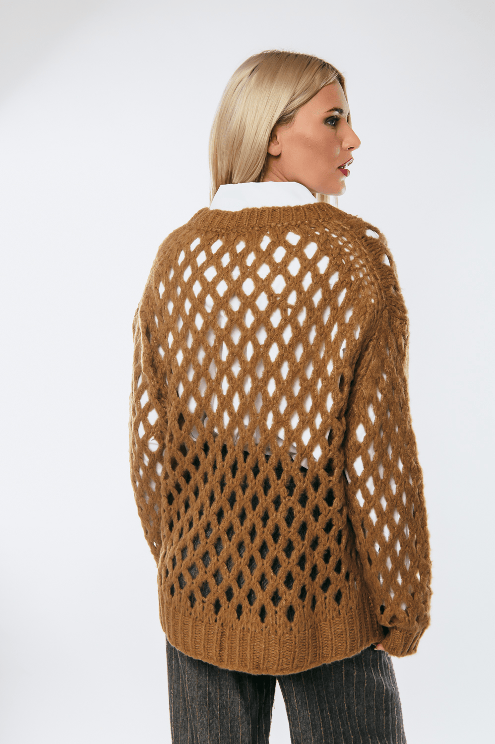 Πλεκτό πουλόβερ διάτρητο oversized, κάμελ