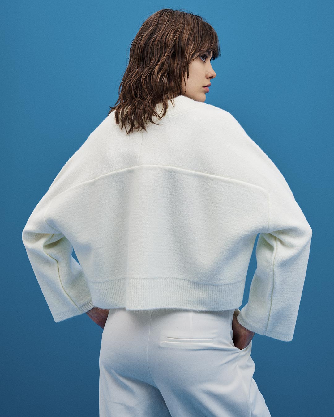 Κροπ πουλόβερ με 'V' λαιμόκοψη, εκρού