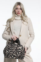 Τσάντα από τσόχα σε animal print